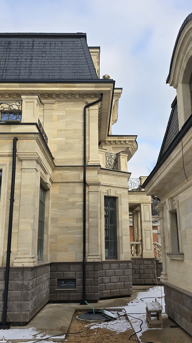 Вид на боковой фасад, справа гараж.