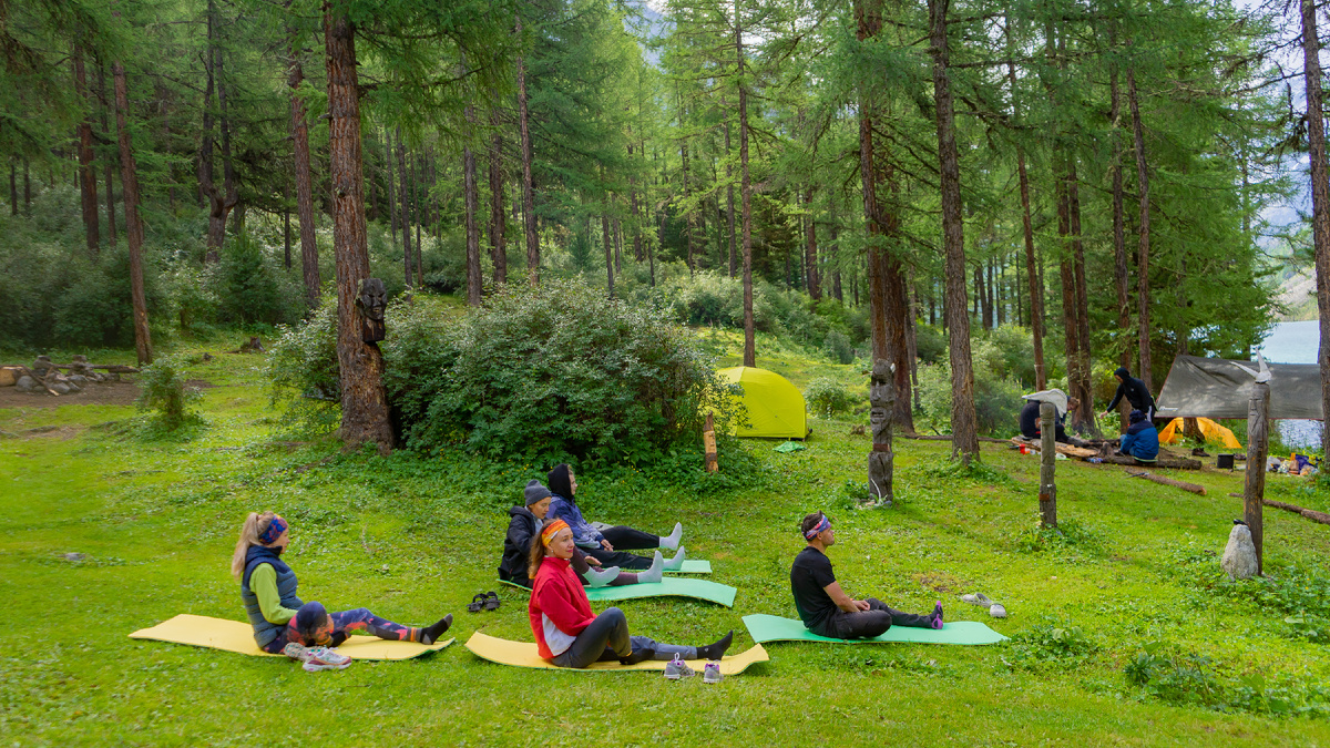 Животворящая йога на берегу Шавлинского озера на Алтае