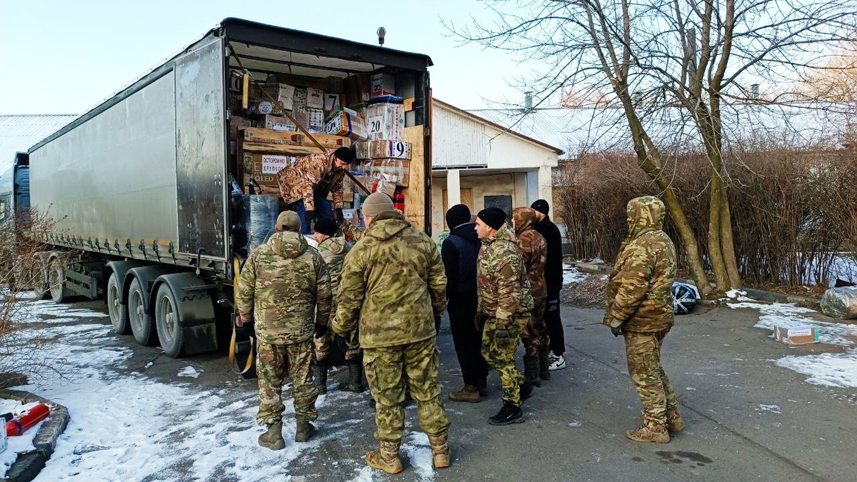    Бойцам из Югры доставили личные посылки