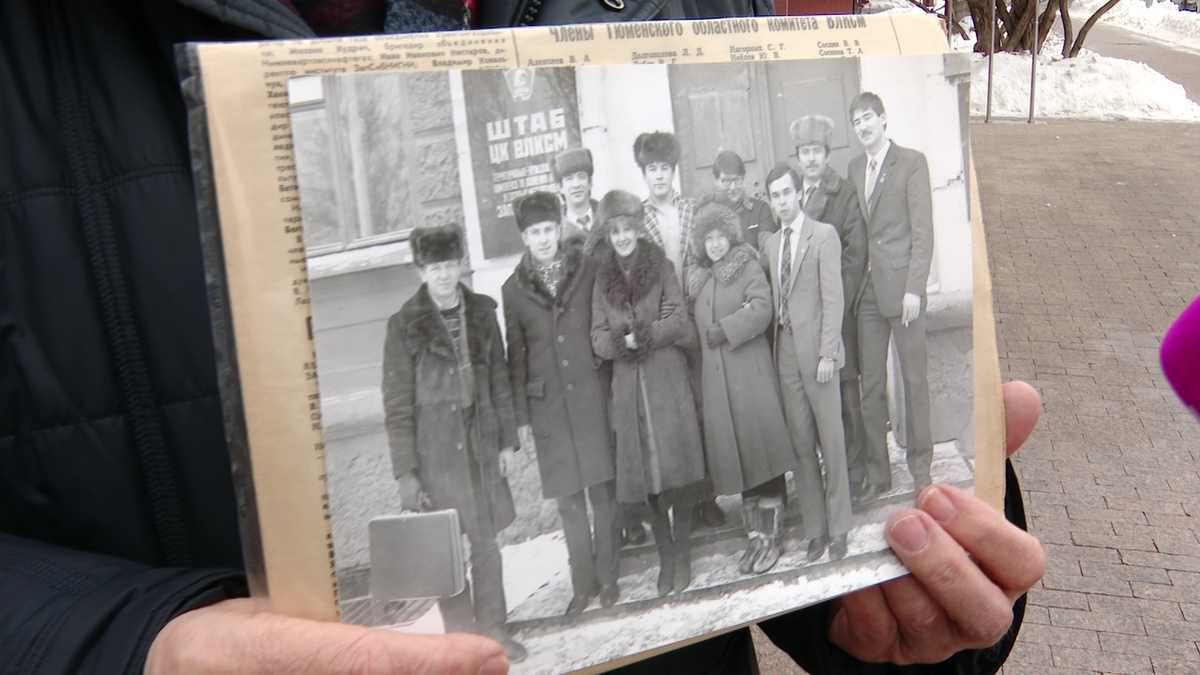 На редком историческом снимке запечатлён вход в штаб Центрального Комитета Комсомола в Тюменской области