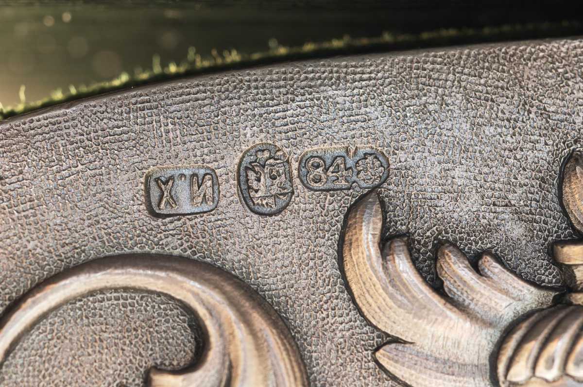 Пресс для промакивания бумаг. Фирма И. П. Хлебникова. Санкт-Петербург. 1880-е гг. Серебро, дерево, сукно; литье, чеканка, гравировка. Клейма: И. Х; придворного великокняжеского поставщика; двойник Петербургской пробирной палатки — 84 (проба серебра), герб Санкт-Петербурга.