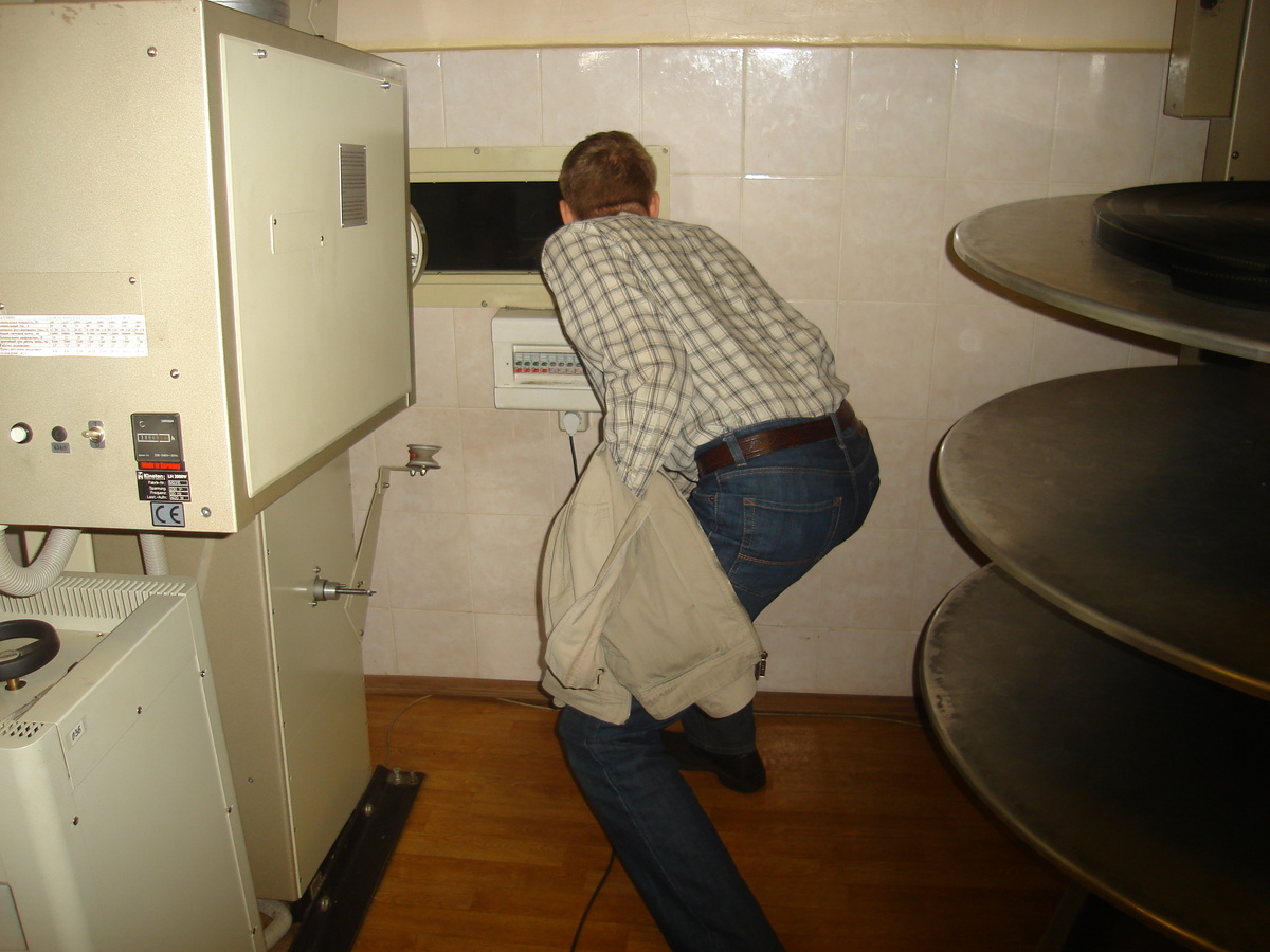 В кинооператорской. Искусство переключения бобин не такое простое, как кажется :)