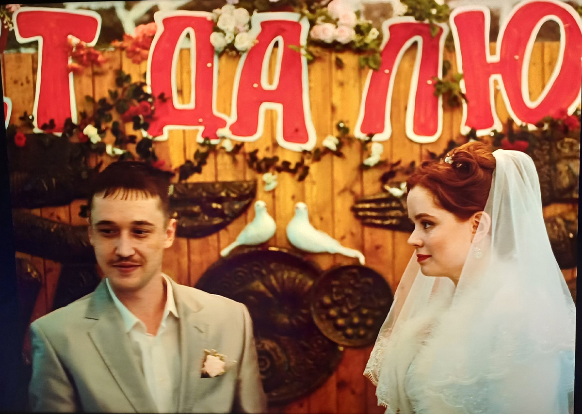 кадр из сериала "Аутсорс"