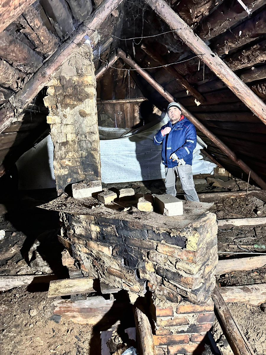 Труба с боровом на чердаке из-за которого произошло возгорание.