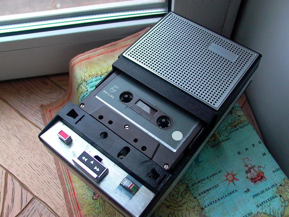 Магнитофон Philips el 3300.