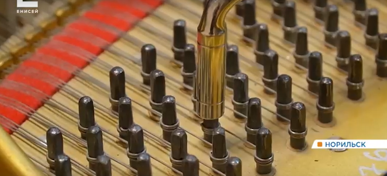     В Норильске работает 83-летний настройщик музыкальных инструментов