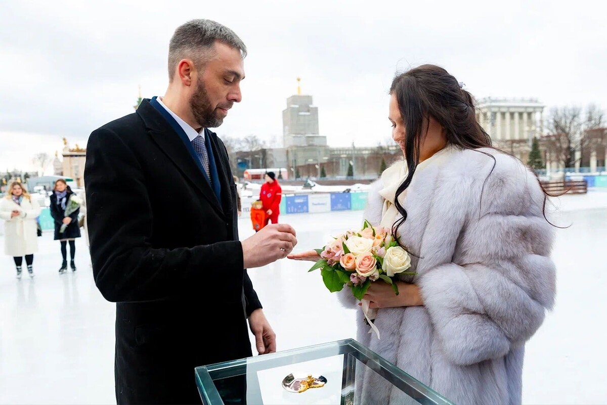    В Москве начался прием заявок на регистрацию брака на катках