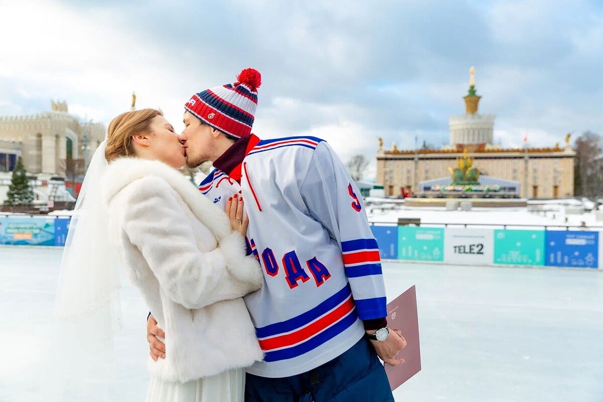    В Москве начался прием заявок на регистрацию брака на катках