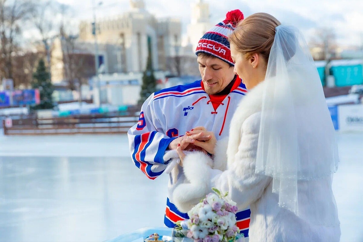    В Москве начался прием заявок на регистрацию брака на катках