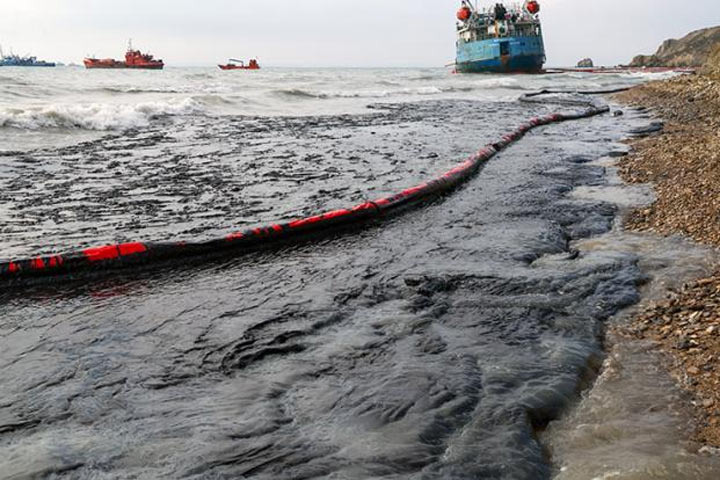 Разлив мазута в Черном море
