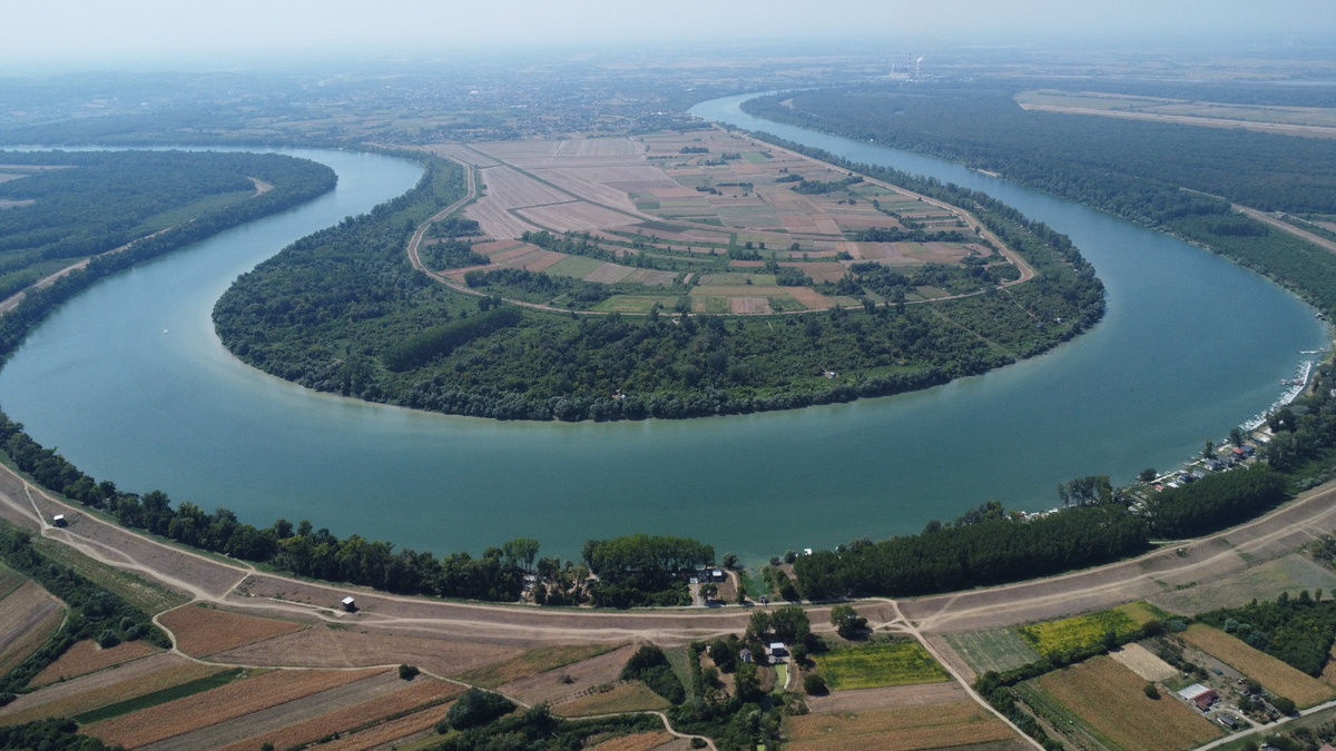 Как иллюстрировать статью про имена на тревел-канале? Я решила красивыми видами Сербии, снятыми нами с дрона. Это изгиб реки Сава. Сава - тоже популярное сербское имя, в честь одного из самых почетаемых в Сербии святых. 