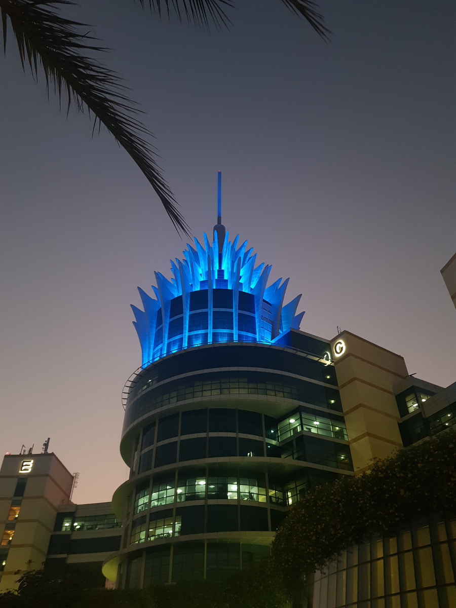 Фото с того дня. Мы стояли у входа в здание и прощались с М. 