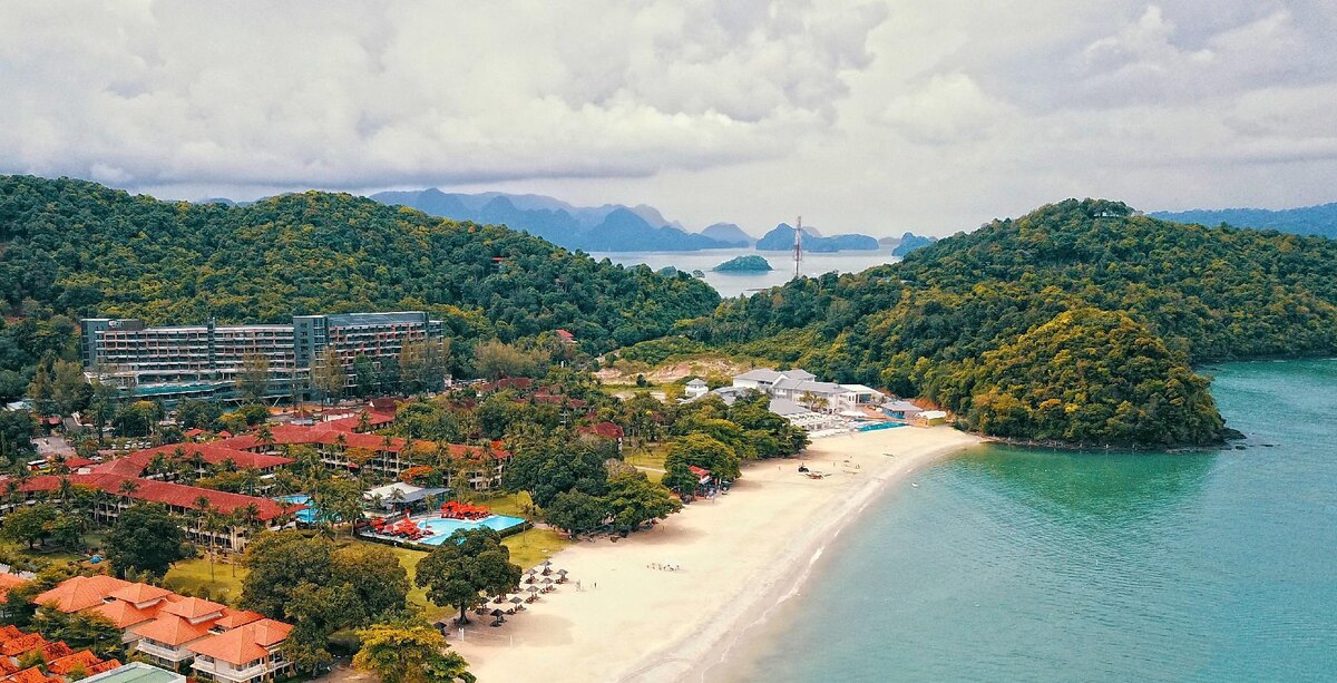 Пантай Ченанг - вид на отели Aloft Langkawi Pantai Tengah 4* и Holiday Villa Resort & Beachclub Langkawi 4*