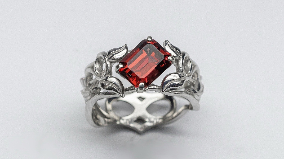 Серебряное кольцо с гранатом