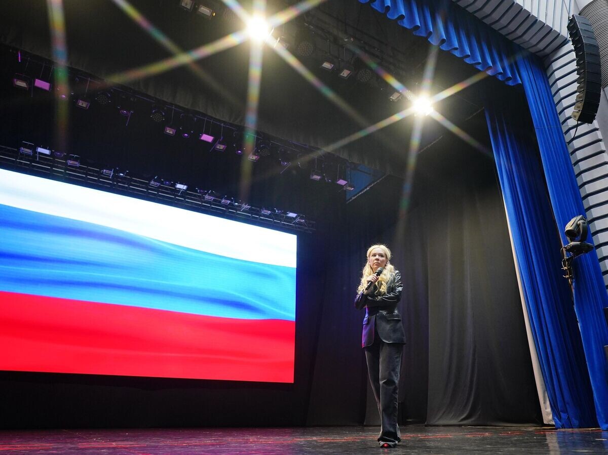    Глава Лиги безопасного интернета Екатерина Мизулина выступает на встрече с молодежью в Филармонии Кузбасса имени Б. Т. Штоколова в Кемерове© РИА Новости / Евгений Горбачев