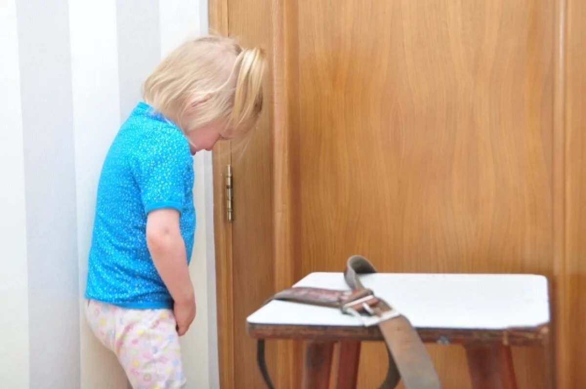    Шнуром по голове.