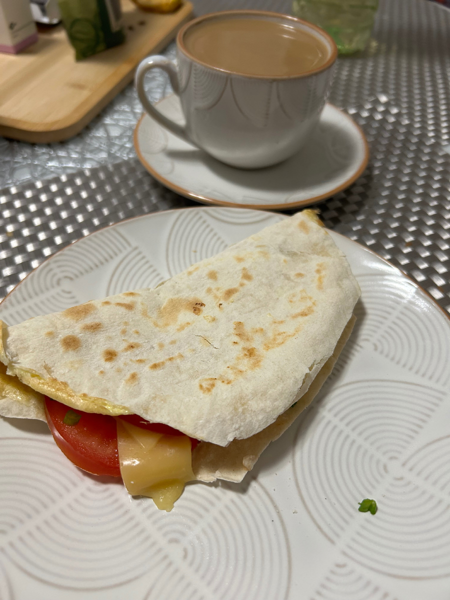 Лепешка с яйцом, сыром и помидором. Кофе с молоком.