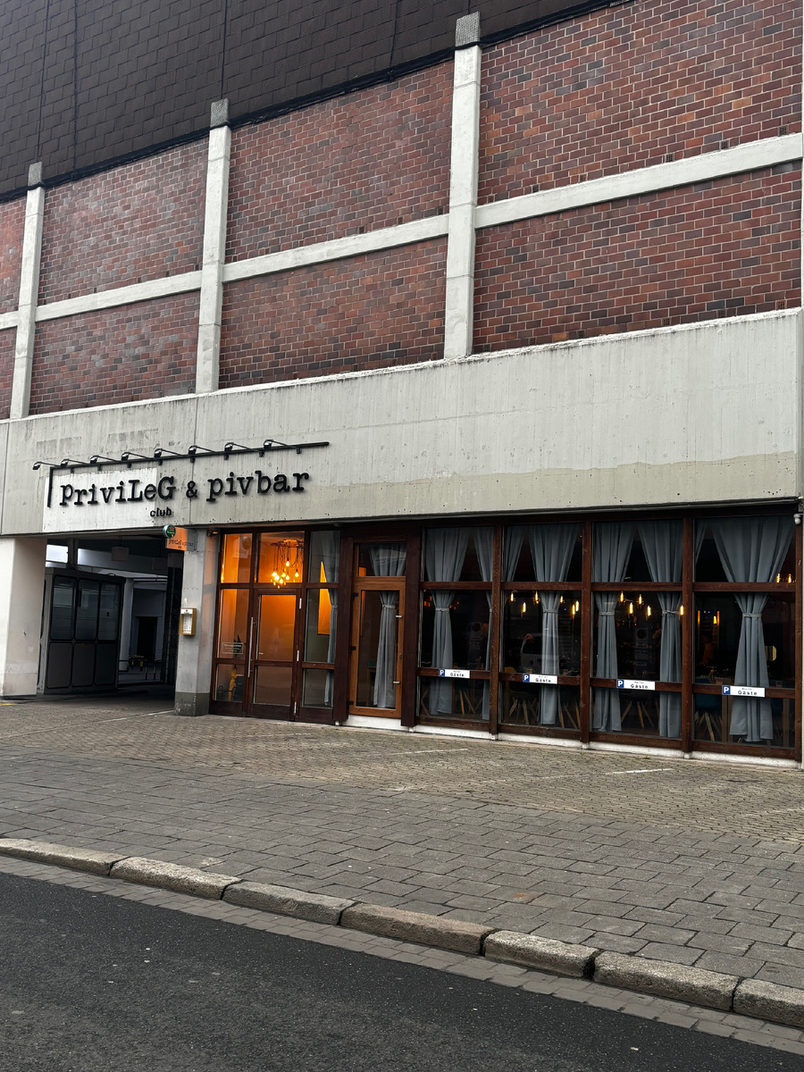Пивбар, а рядом русская дискотека «Привилегия». 