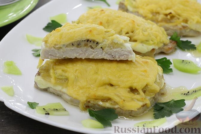 свинина, киви, сыр твёрдый, майонез, лук репчатый, масло растительное, соль, перец чёрный молотый