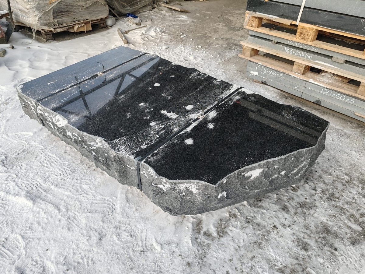 Заготовка для памятника кора(скала) из габбро-диабаза