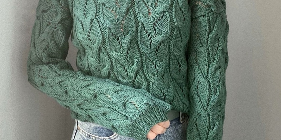 Зелёный пуловер с косами и ажуром, сливовый пуловер с «крендельками» и другие модели спицами