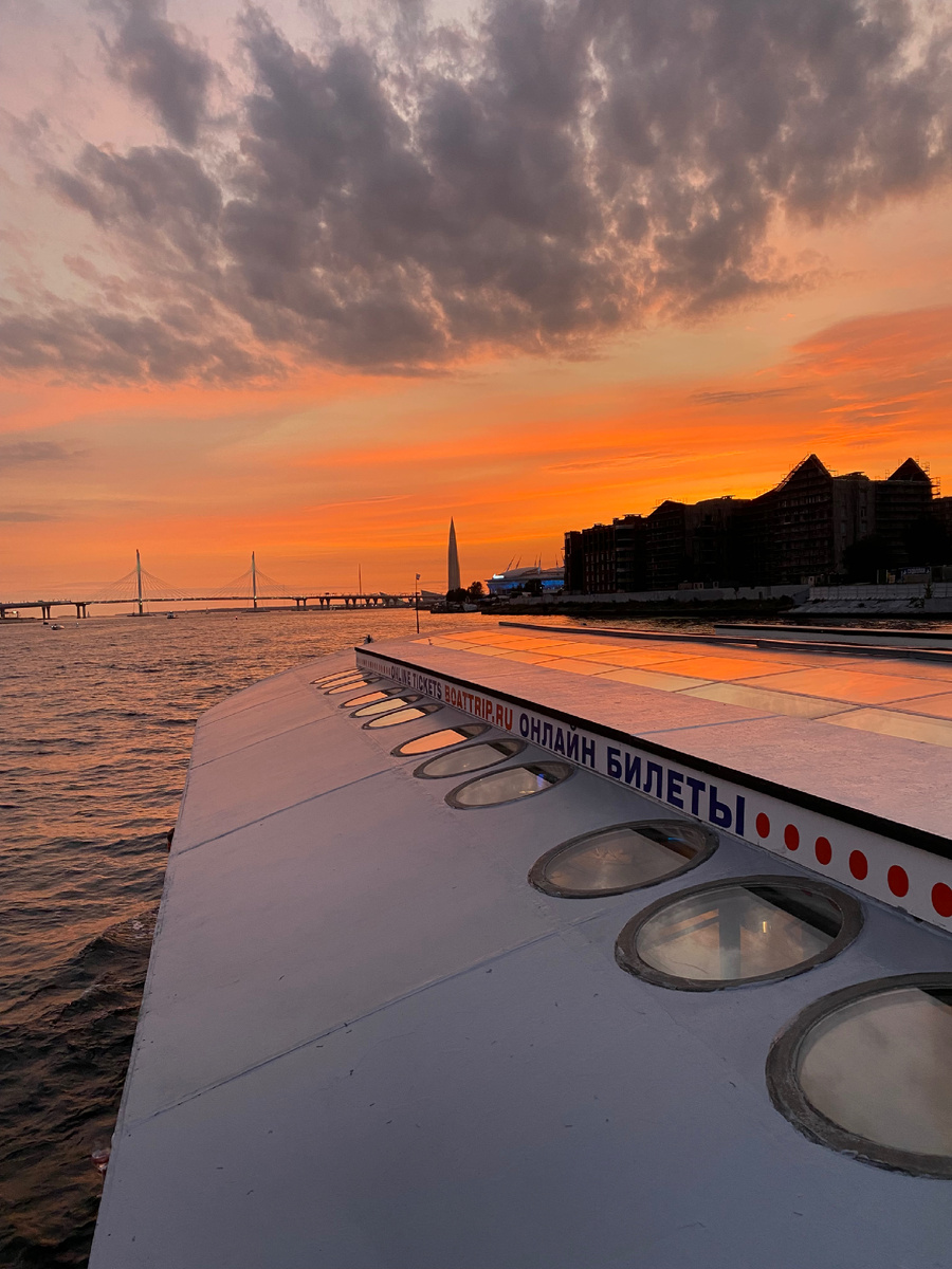 Не Брисбен, а Санкт-Петербург, который тоже присутствует в книге 