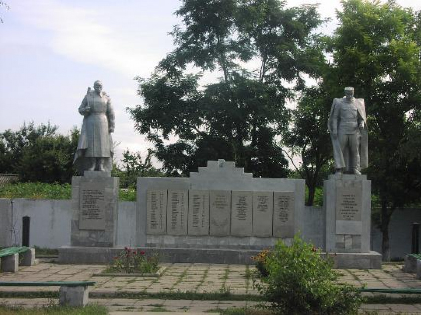 Мемориал погибшим воинам в хуторе Ажинов