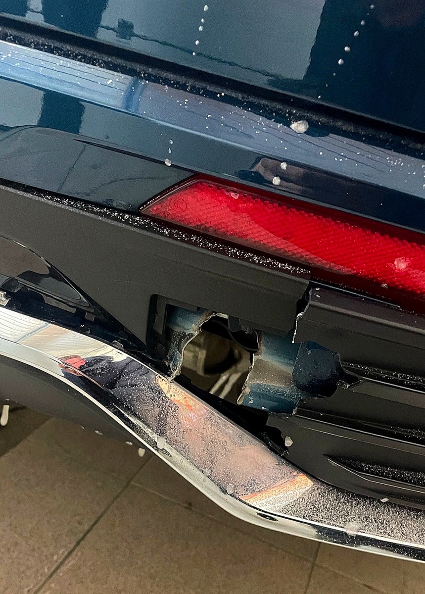 1-й случай. Вырвано посадочное место для проушины из усилителя бампера сзади