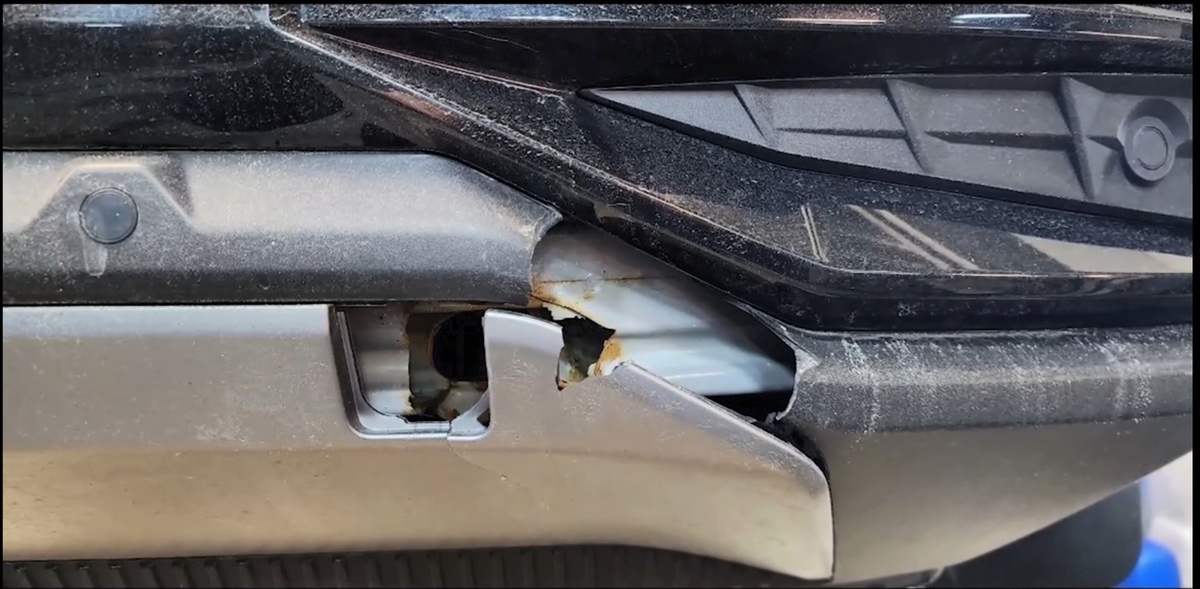 2-й случай. Разорван сам усилитель переднего бампера практически пополам, но буксировочная проушина не вырвана