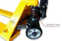 Замену масла в гидроузле можно выполнить самостоятельно. Для этого вам понадобится гидравлическое масло, жидкость для промывки гидроузлов, ветошь и ненужная емкость для слива отработанного масла.

- Опустите вилы тележки в нижнее положение.
- Положите гидравлическую тележку на бок.
- Открутите заливной болт, очистите маслозаливную горловину от грязи и пыли, чтобы они не попали в гидравлическую систему.
- Слейте старое масло в подготовленную емкость.
- Залейте промывочную жидкость, выдержите указанное в инструкции время, затем слейте ее.
- Залейте гидравлическое масло до указанной отметки (в инструкции к тележке обычно указано, сколько масла заливать в рохлю), закрутите болт.
- Поднимите тележку, прокачайте масло, чтобы оно распределилось по всей системе. Поработайте рукоятью, несколько раз поднимите и опустите вилы.
- Еще раз проверьте уровень масла. Если он опустился, то долейте до нужной отметки.
- Отработанное масло необходимо утилизировать в соответствии с инструкциями по охране окружающей среды.