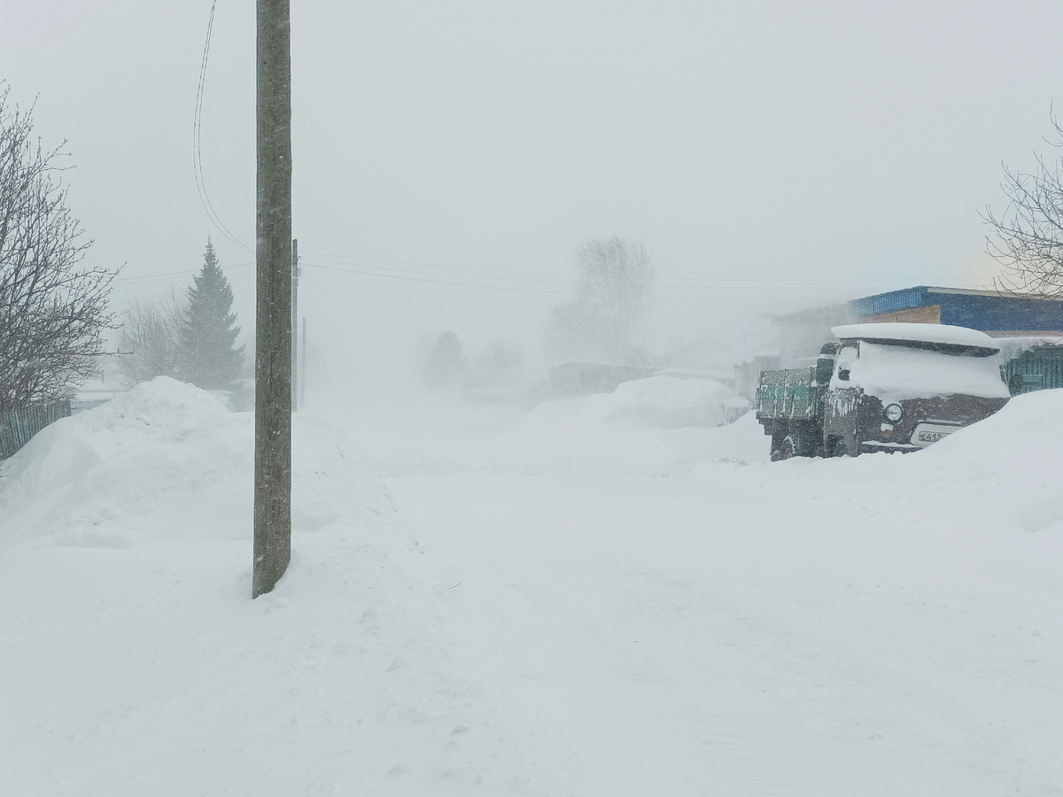 Метель с ночи. Сугробы прям выросли за ночь. 
