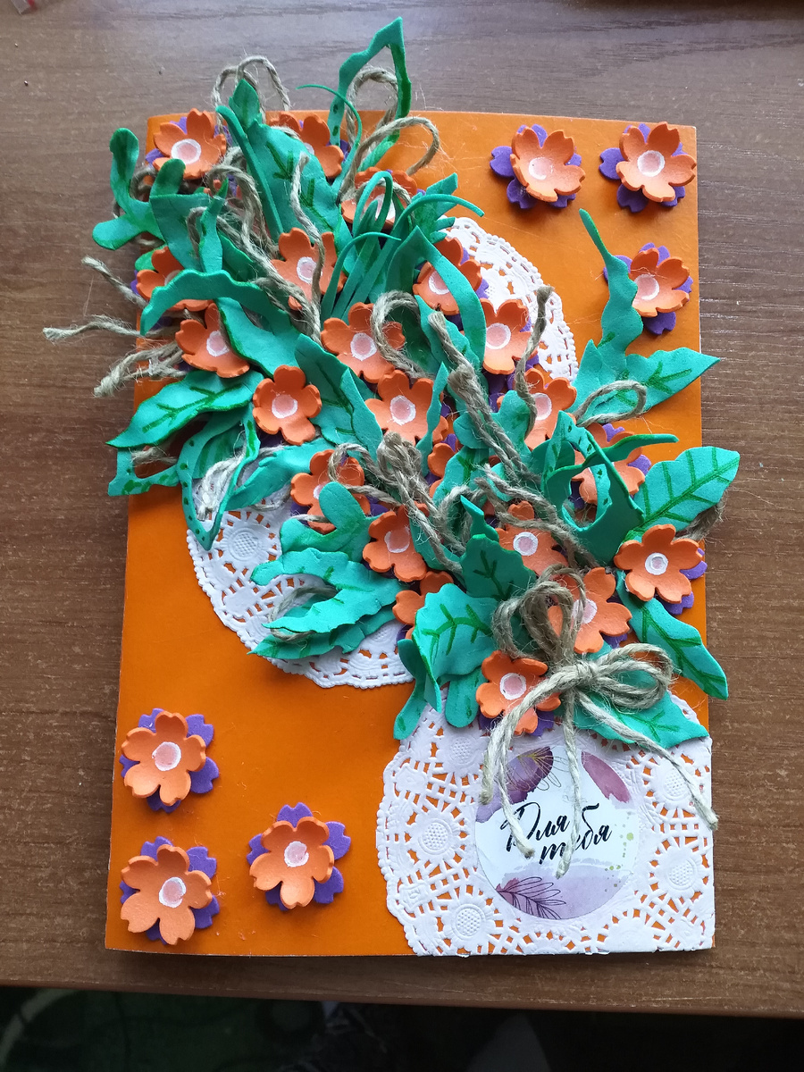 Много листочков и цветочков, немного джута и фантазии.