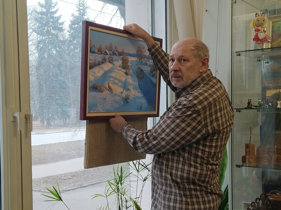     Развеска картин новой выставки Дмитрия Левина. Фото: галерея «5 Дом»