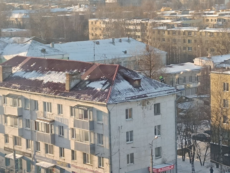    Коммунальщики в Петрозаводске спешно почистили крышу, с которой глыба упала на женщинуЧитатель "Фактор Новости"