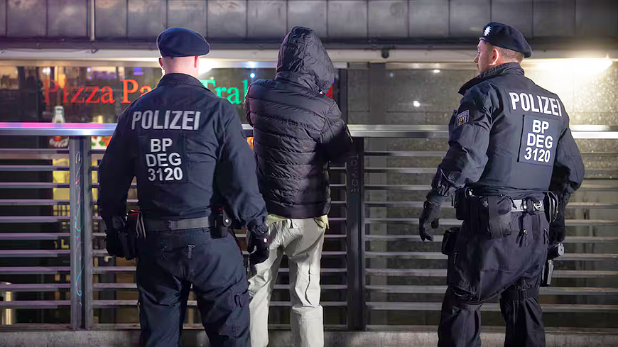 Символическое фото - это не прям этого чувака отправят домой.