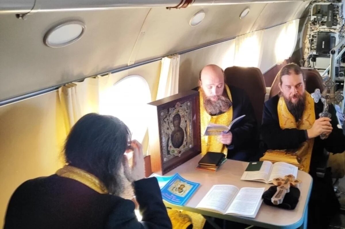    Над Рязанью состоялся воздушный крестный поход со святынями