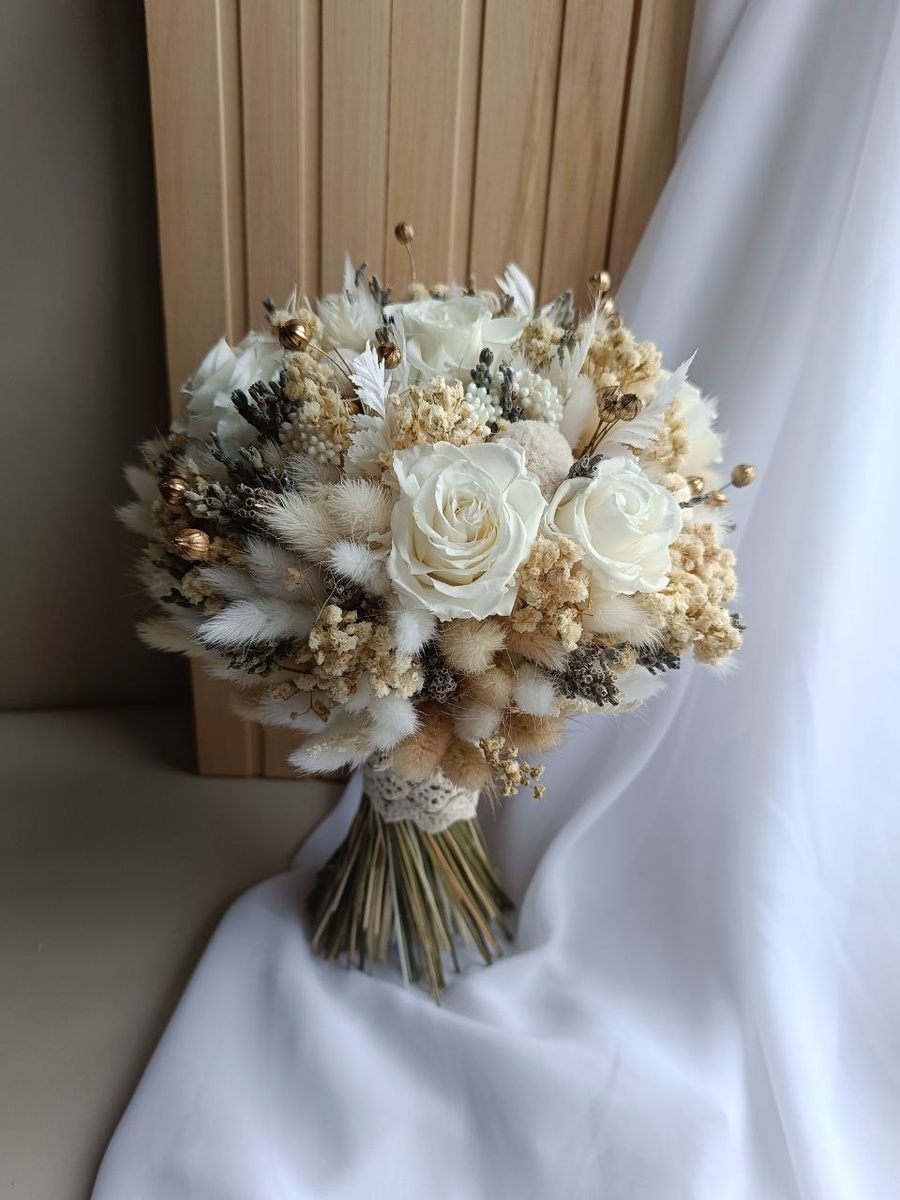 Этот букет мог быть чисто "рустикальным", но с добавлением роз получилась смесь рустик и классики - нежный, интересный вариант. 