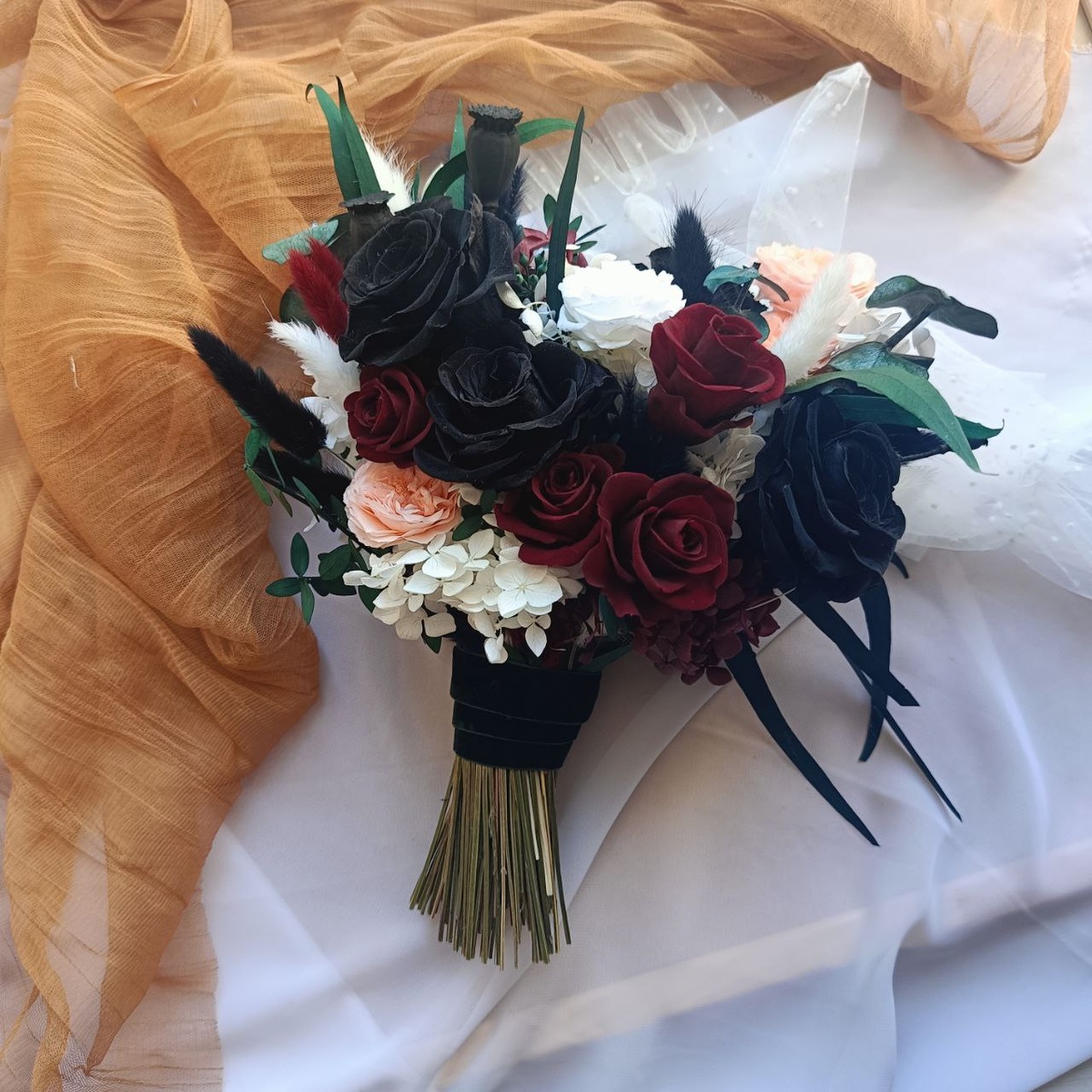 Да-да, это тоже свадебный букет!) И образ у невесты получился просто сказочным, нежным и ярким, с "перчинкой". 