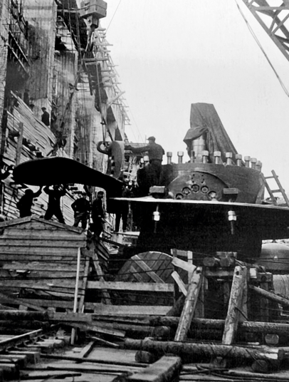 Рыбинская ГЭС, установка лопастей гидротурбины, 1941 г. Пуск ГЭС состоялся в самые трудные дни Битвы за Москву
