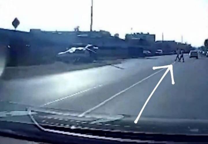 Спокойно идут не думая бежать. Фото: скрин с записи камеры.