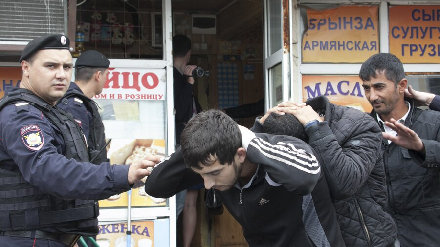 Полиция задерживает мигрантов. Отпустят или нет?!