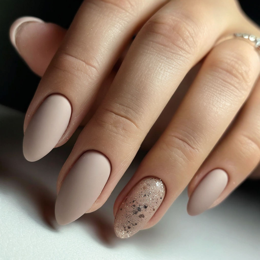 5 популярных оттенков нюдового маникюра