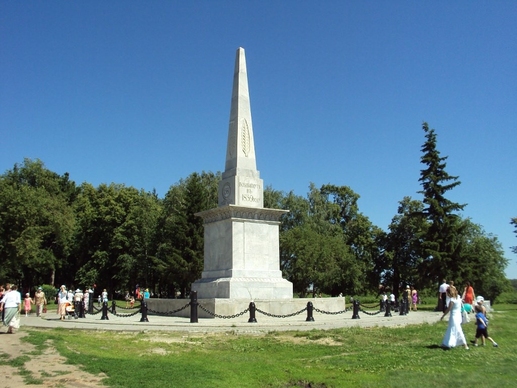 Памятник воздвигнут по указу Николая I, по проекту архитектора А П.Брюллова.