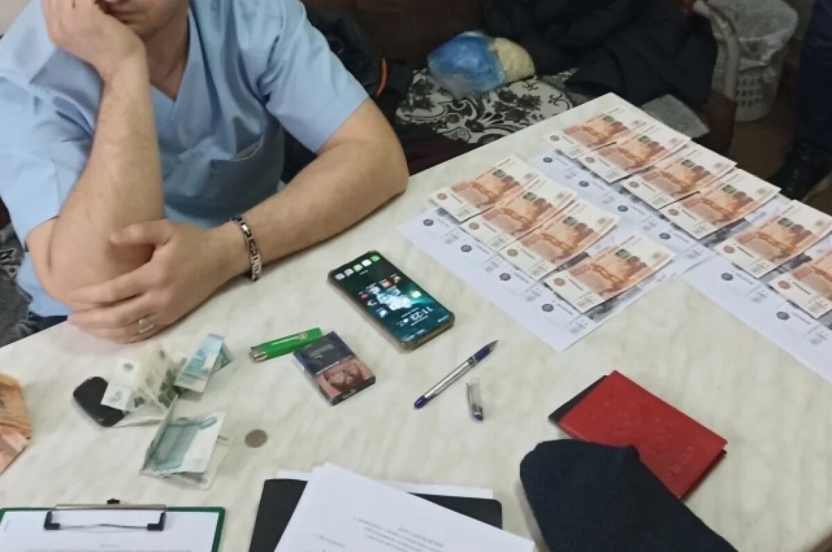    В Ростовской области врача больницы задержали с поличным в получении взятки