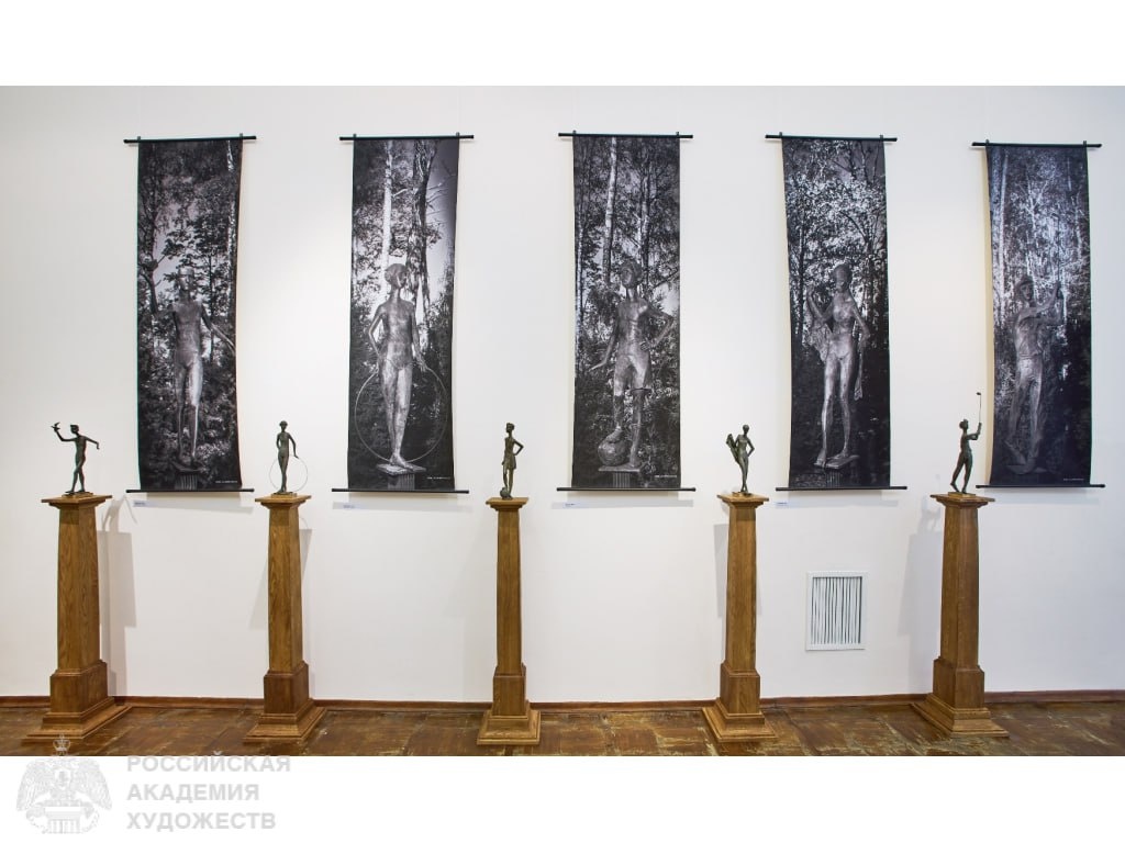 Фрагмент экспозиции «По моему мнению / Meo Voto» Дмитрия Тугаринова в Российской Академии художеств (Москва, Пречистенка, 21). Фото: Виктор Берёзкин, пресс-служба РАХ. 2025 год.