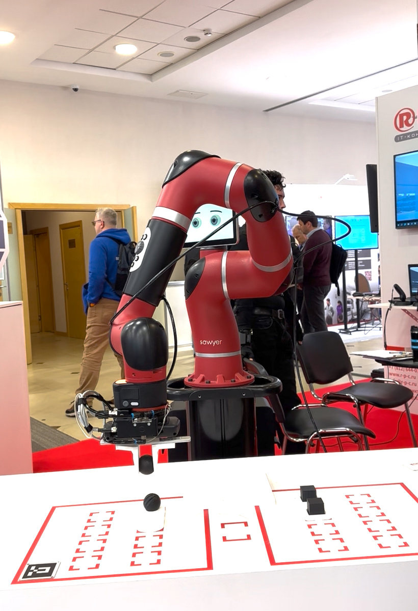 Коллаборативный робот, представленный на Российской недели роботизации 