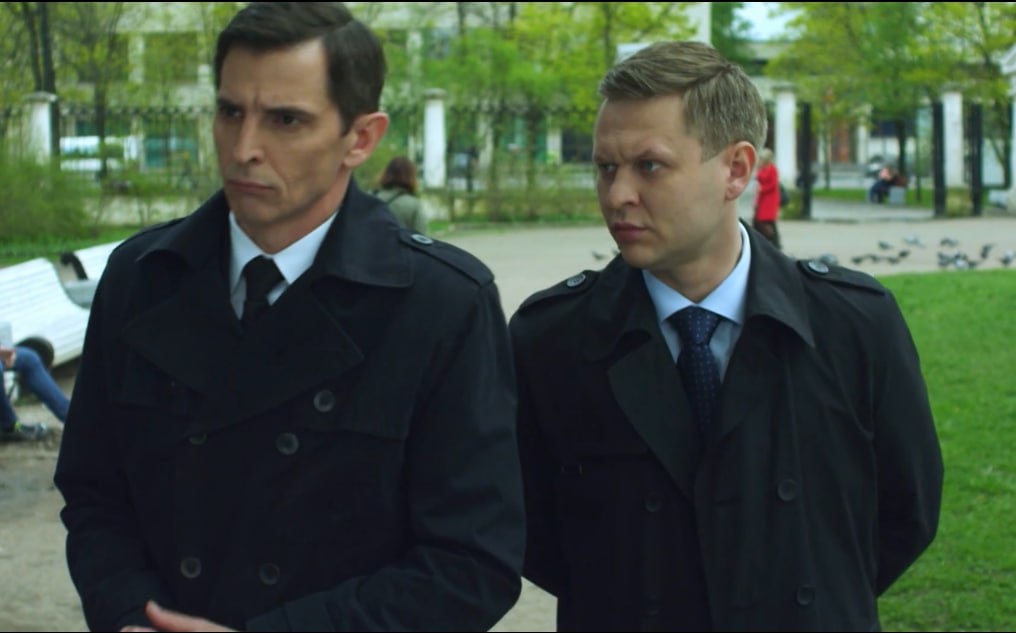 два майора гуляют в саду