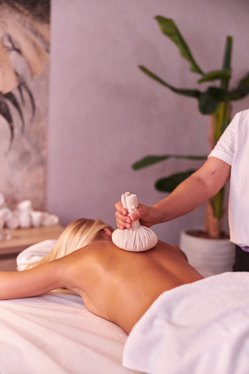 Травяные мешочки раскрывают тайны древнего исцеления, пробуждая тело и душу. Позвольте себе момент чистого блаженства с Вай Тай!