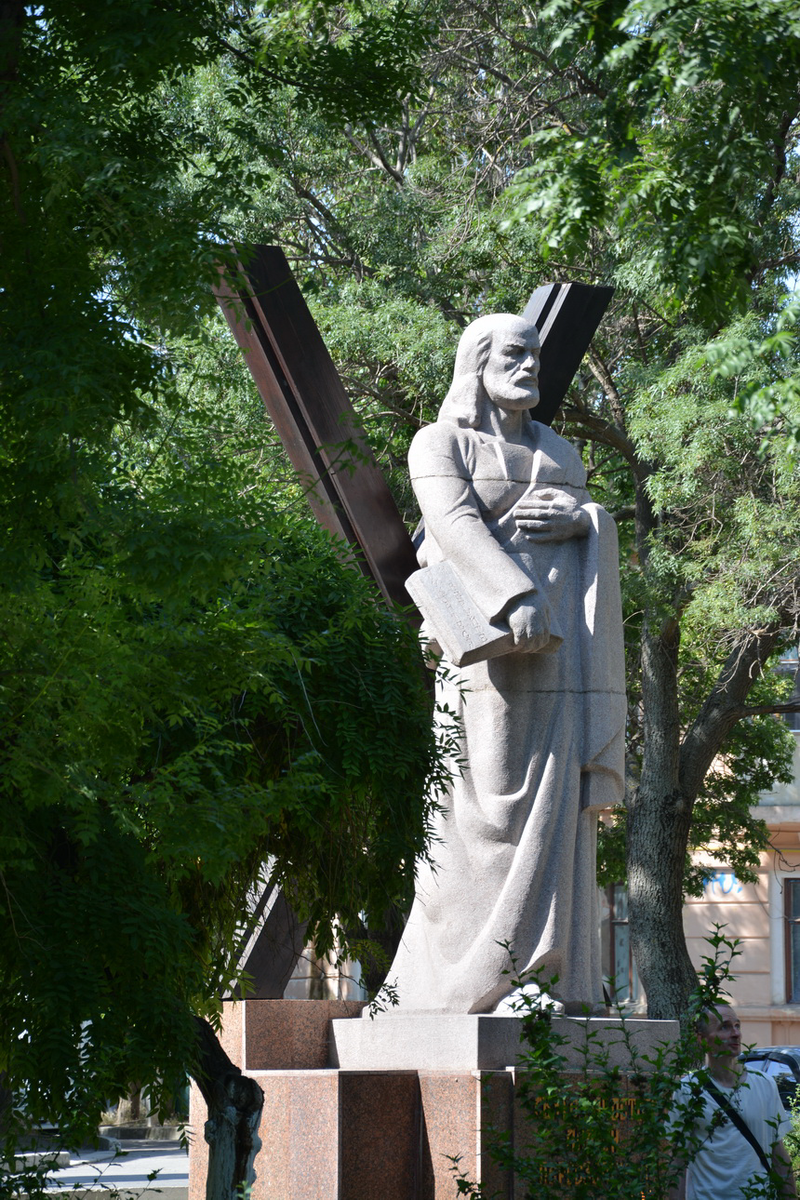 Памятник апостолу Андрею Первозванному. Фото Сергея Малышева.