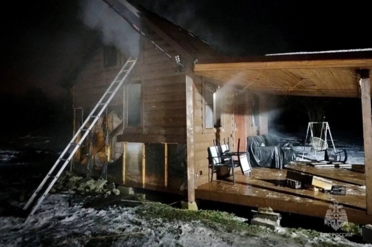    Пострадавшего на пожаре мужчину госпитализировали в Великих Луках